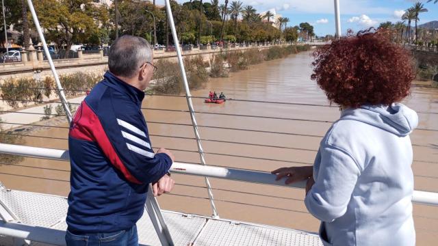 Fina y su marido, Antonio, este domingo, observando las labores de búsqueda de los GEAS en el río Segura de Murcia.