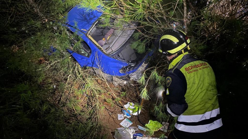 Los Bomberos rescatan al joven de 31 años atrapado en el interior del vehículo