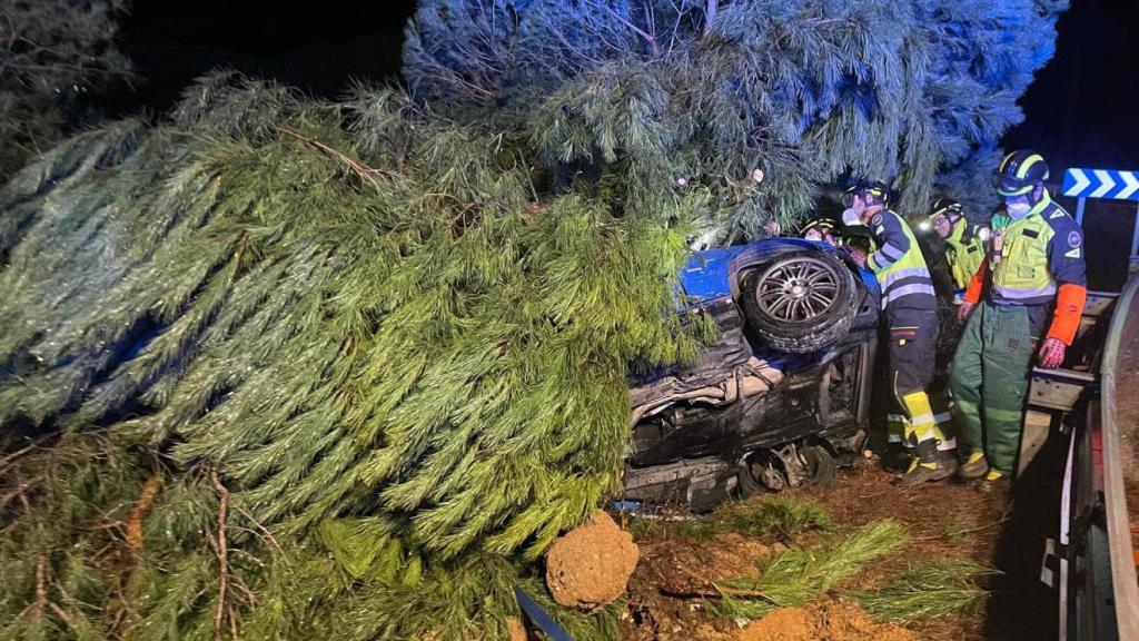 El vehículo tras salirse de la vía en la A-6 y volcar