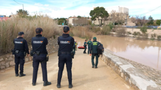 Los buzos de la GEA de la Guardia Civil buscan a una persona desaparecida en el río Segura.