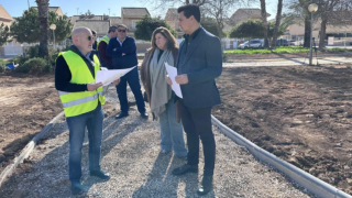 El alcalde de San Javier, José Miguel Luengo (d), visita las obras de construcción del nuevo parque.