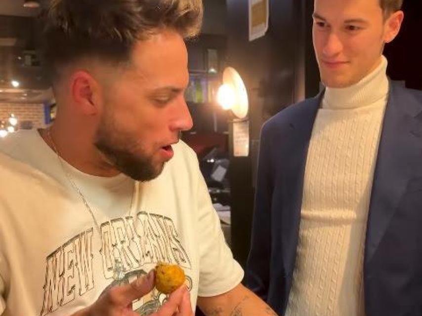José Carlos Montoya probando las croquetas de Montes de Galicia.