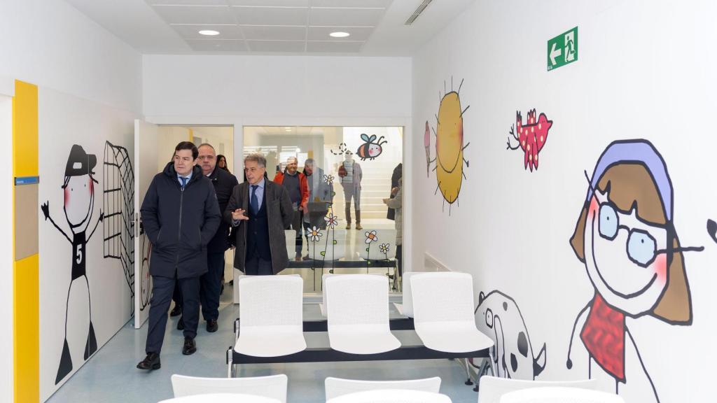 Mañueco en una de las salas del nuevo centro de salud de Aguilar de Campoo