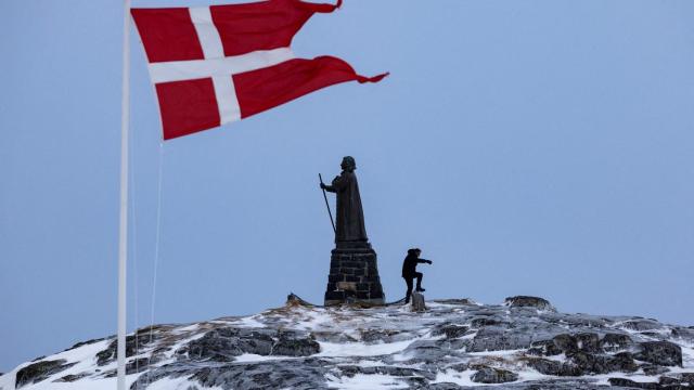 La bandera de Dinamarca ondea en Nuuk, la capital de Groenlandia, a 9 de marzo.