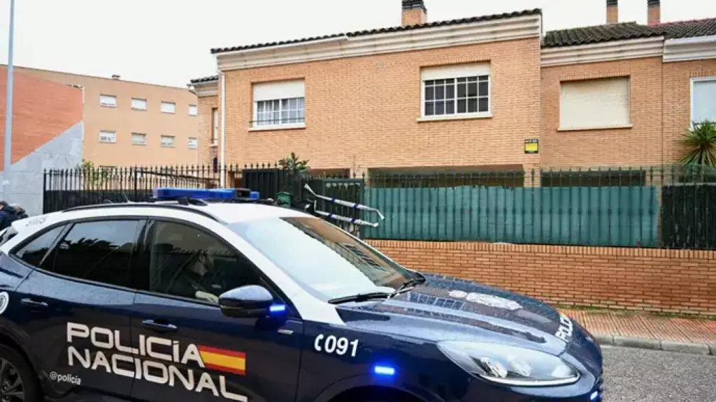 Fachada del piso tutelado en Badajoz donde ha sido asesinada la educadora de 35 años.