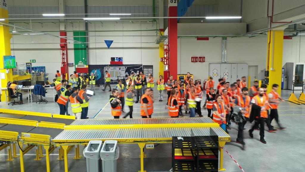 Trabajadores en el centro de Amazon.