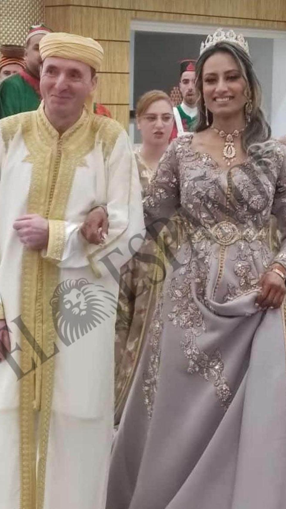 Paco, en su boda con Imane, luciendo trajes típicos de Marruecos.