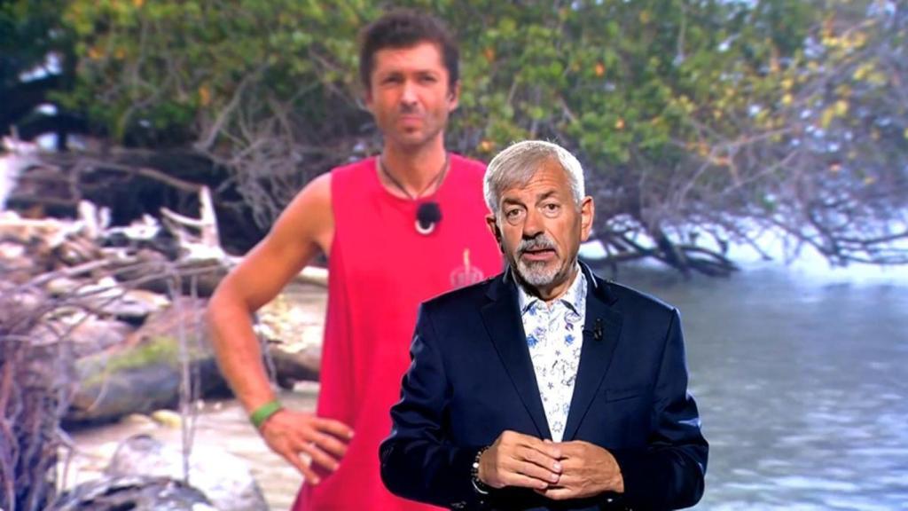Carlos Sobera habla con Ángel Cristo Junior en 'Supervivientes 2024'.