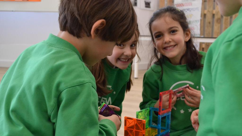 El aula de 5 años asiste a su clase semanal del Infants European Valley.