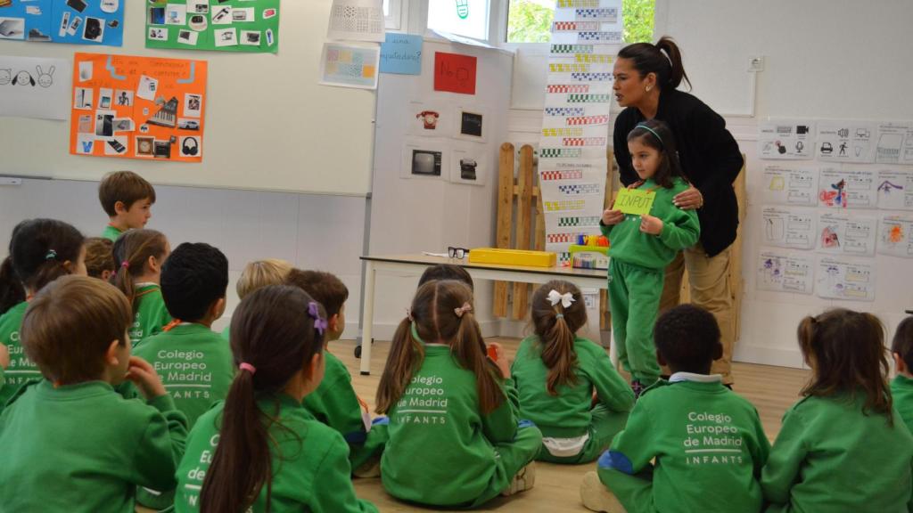 Los alumnos del Infants European Valley aprenden los conceptos de 'input' y 'output'.