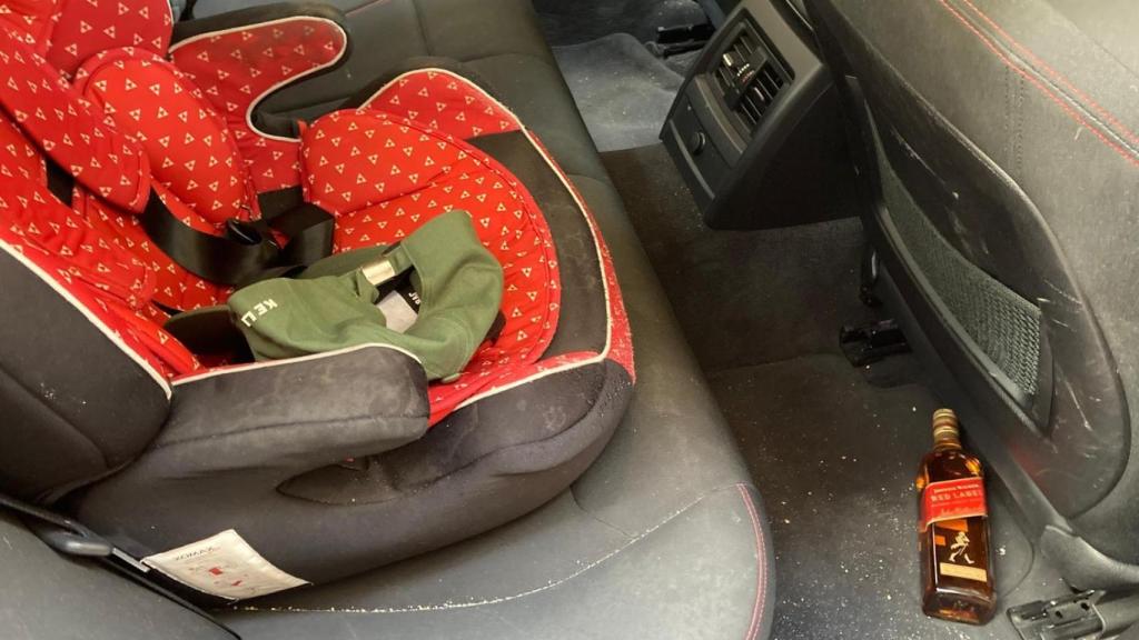 En el interior había una botella de alcohol y una sillita