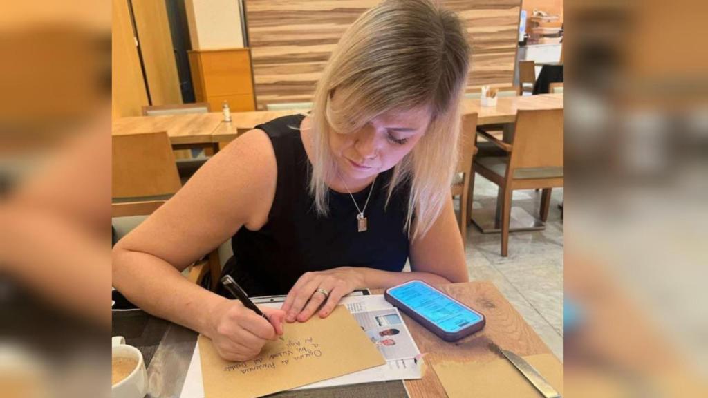 Alannah escribiendo una carta para la Oficina de asistencia a la víctima del delito de Alicante.