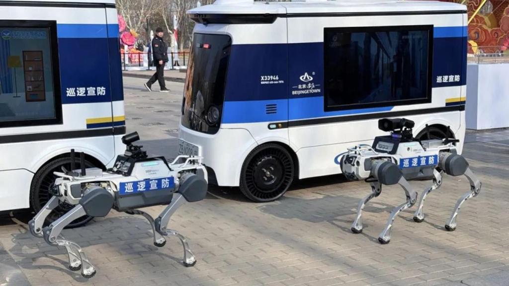 Perros robot patrullando la ciudad.