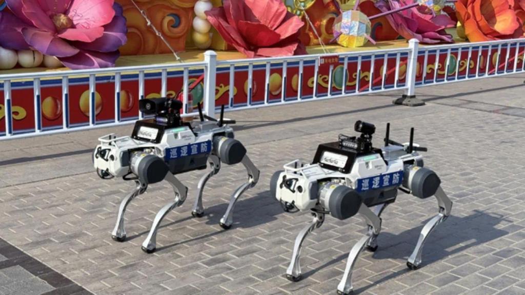 Perros robot patrullando.