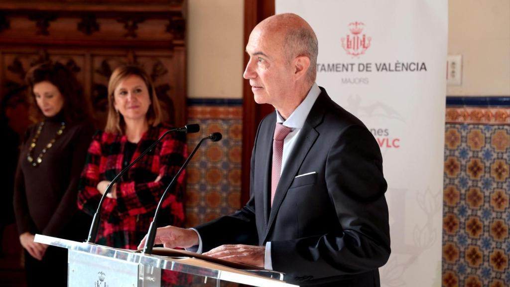 Catalá observa al concejal de Vox, José Gosálbez. EE