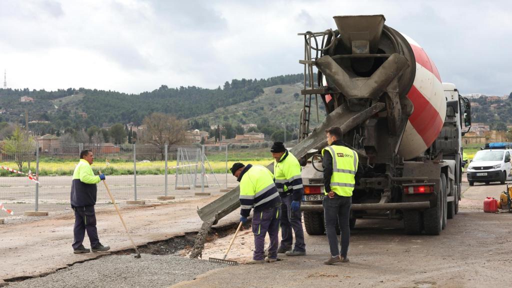 Varios trabajadores en la obra.