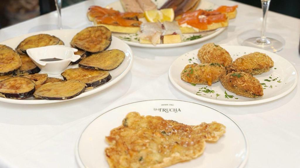 las verbenas de ahumados (al fondo), los mejillones tigre (derecha), la tortilla de camarón (centro) y las berenjenas rebozadas (izquierda).