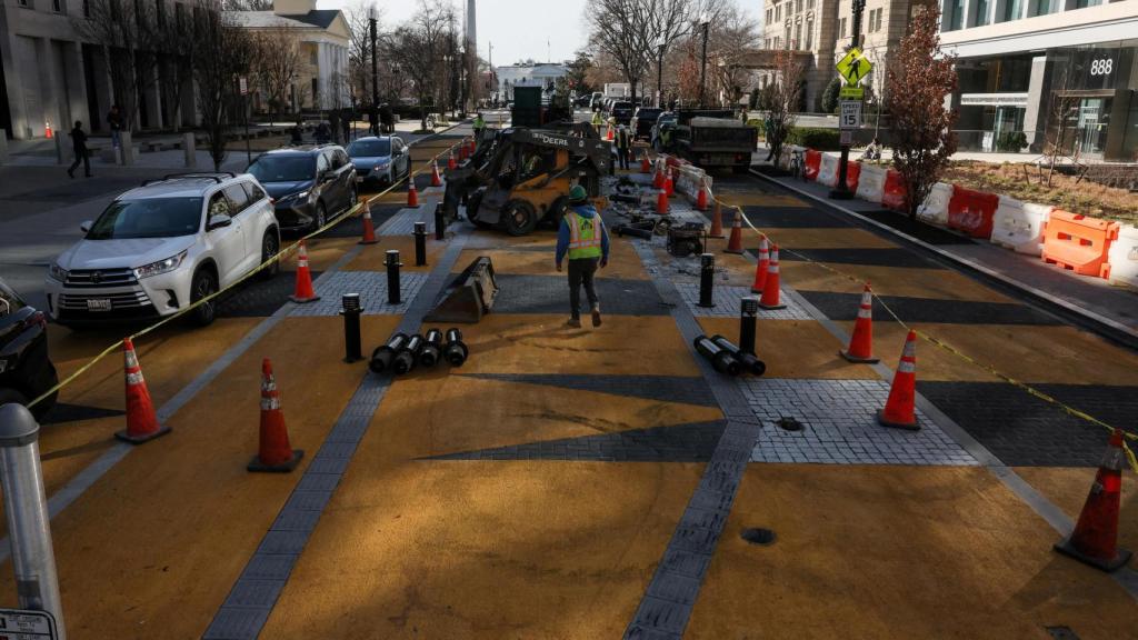 Operarios de Washington retiran el mural de Black Lives Matter