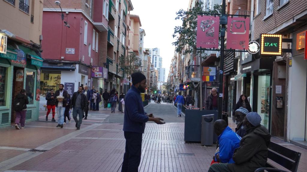 Ir y venir de gente en la calle Delicias de Zaragoza