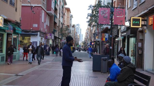 Ir y venir de gente en la calle Delicias de Zaragoza