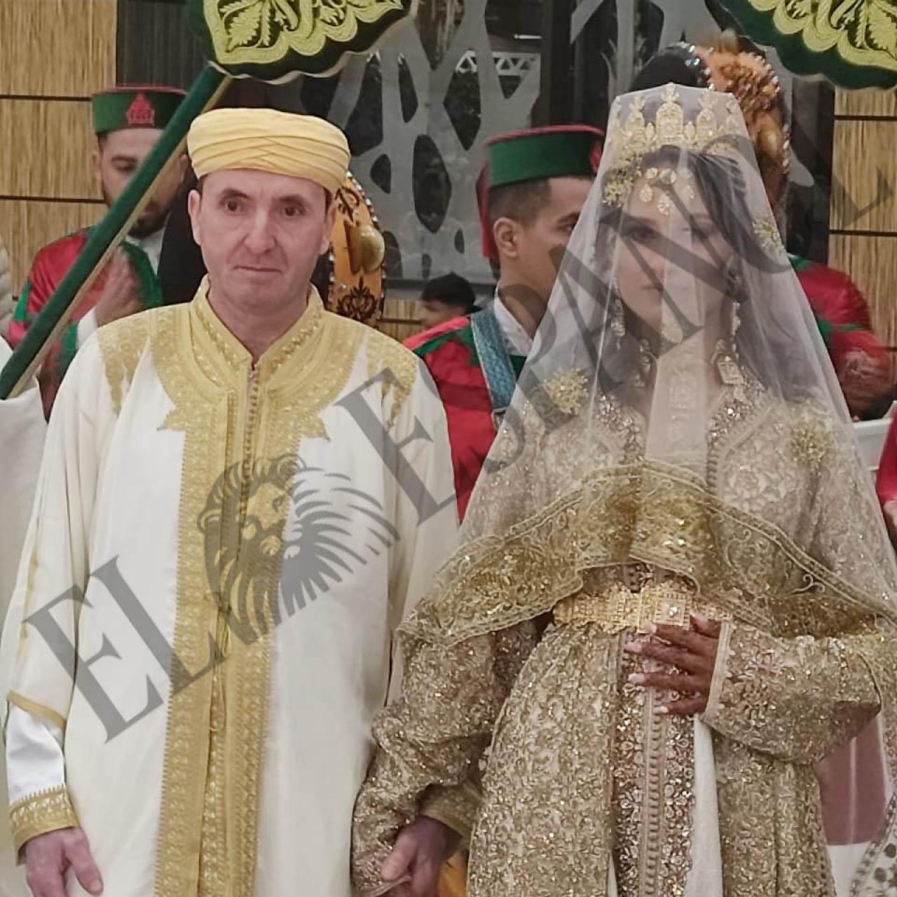 Imane sujetando la mano de Paco el día de su boda, celebrada en Marruecos, con gran boato y siguiendo la tradición.