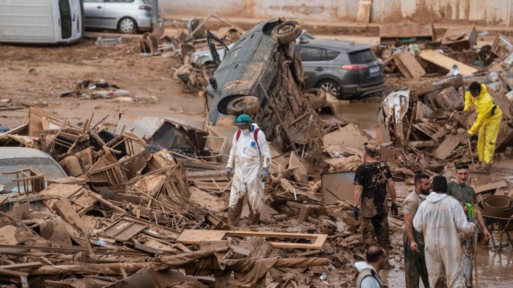 Trabajos de limpieza en Sedaví. Matias Chiofalo / Europa Press