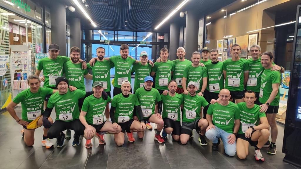 Atletas de Ponteareas corren con la camiseta Pista de atletismo sí, pero así non