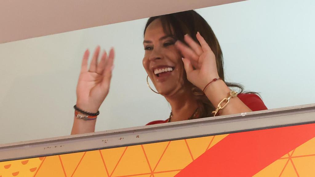 Karla Sofía Gascón saludando a la prensa en los Premios Unión de Actores y Actrices en Madrid.