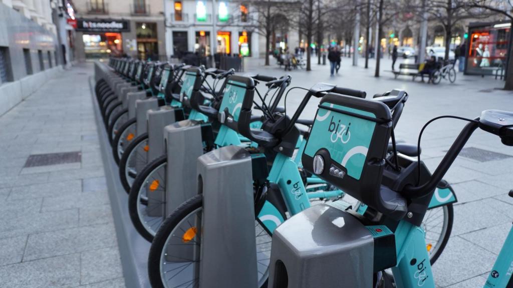 Una de las paradas actuales del servicio Bizi, en la plaza de España de Zaragoza.