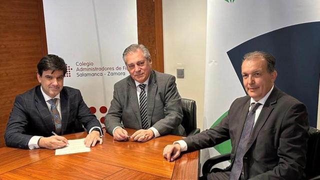 (I-D) Firma del convenio suscrito por Manuel Rubio, director territorial en Castilla y León Sur de Unicaja, y Ángel Hernández Román, presidente del Colegio de Administradores de Fincas de Castilla y León.