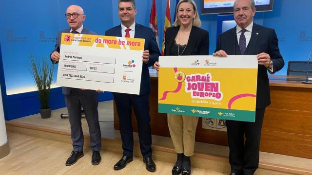 La consejera de Familia e Igualdad de Oportunidades, Isabel Blanco,con los directores de Caja Rural de Salamanca, Caja Rural de Soria y Caja Rural de Zamora, José Ignacio Juez, Domingo Barca y Cipriano García, en la firma del convenio de colaboración del carné joven europeo de Castilla y León