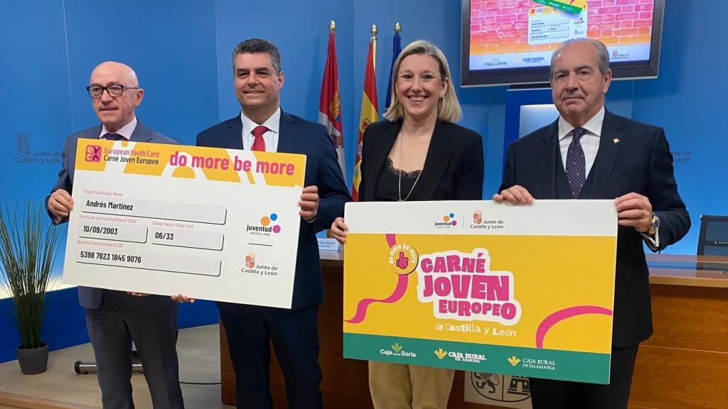 La consejera de Familia e Igualdad de Oportunidades, Isabel Blanco,con los directores de Caja Rural de Salamanca, Caja Rural de Soria y Caja Rural de Zamora, José Ignacio Juez, Domingo Barca y Cipriano García, en la firma del convenio de colaboración del carné joven europeo de Castilla y León