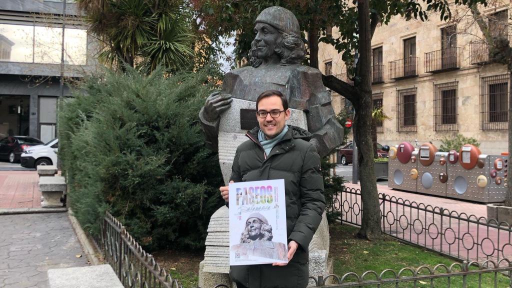 El concejal de Turismo, Ángel Fernández, en la presentación de la nueva edición del programa de visitas guiadas gratuitas ‘Paseos por Salamanca’