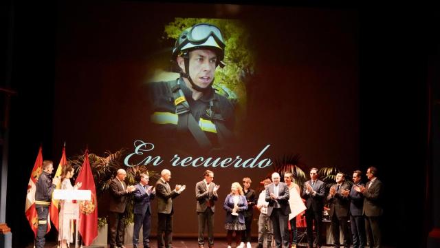 Autoridades y familia de Fernando Navarro en el acto de conmemoración del 50 Aniversario del Servicio Provincial de Extinción de Incendios.