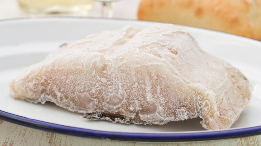 Un plato con pescado congelado.