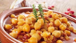 El guiso de garbanzos de bote que preparo en 20 minutos: fácil, saludable, rico en proteínas y muy sabroso