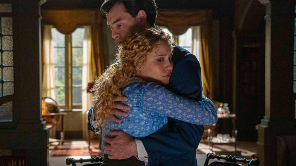 Xavi Look, Curro en 'La Promesa', y Ana Garcés.