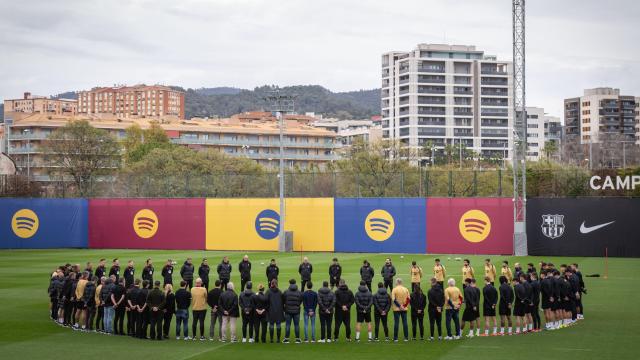 El minuto de silencio de la plantilla del FC Barcelona en el entrenamiento por la muerte del doctor Carles Miñarro
