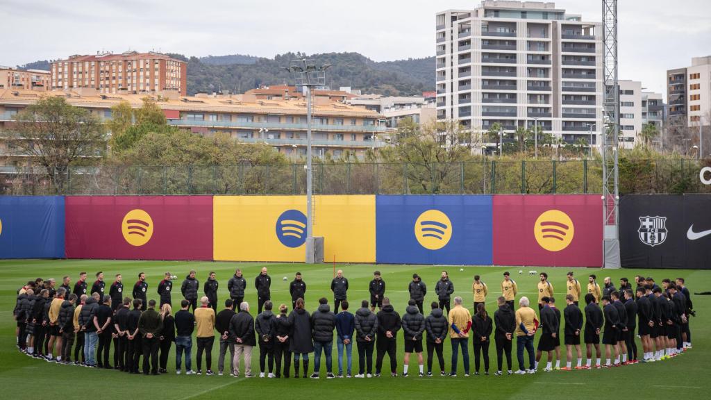 El minuto de silencio de la plantilla del FC Barcelona en el entrenamiento por la muerte del doctor Carles Miñarro