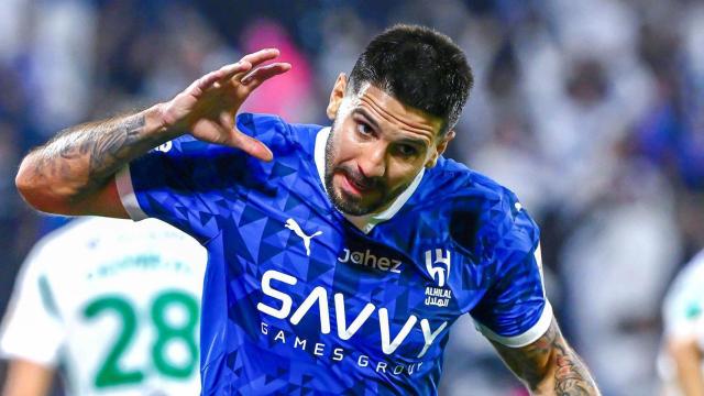 Aleksandar Mitrovic celebra un gol con Al Hilal