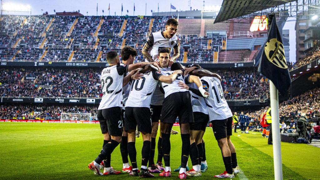 Los jugadores del Valencia celebran un gol contra el Valladolid.