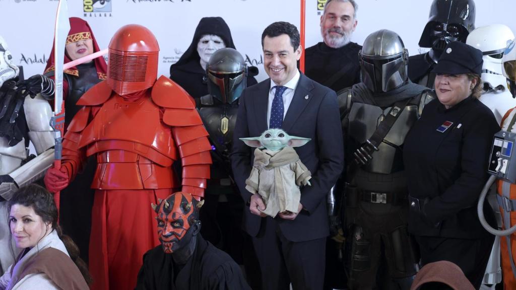 El presidente andaluz, Juan Manuel Moreno Bonilla, rodeado de personajes de 'Star Wars' en la presentación de la edición malagueña de la Comic-Con de San Diego, este lunes en el Gran Hotel Miramar de Málaga. Foto: EFE/Daniel Pérez
