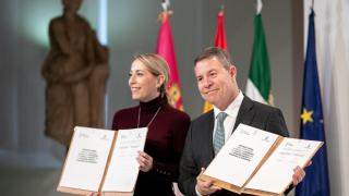 María Guardiola y Emiliano García-Page firman dos acuerdos institucionales entre Extremadura y Castilla-La Mancha.