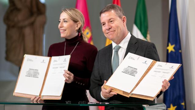 María Guardiola y Emiliano García-Page firman dos acuerdos institucionales entre Extremadura y Castilla-La Mancha.
