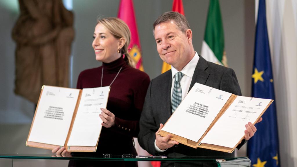 María Guardiola y Emiliano García-Page firman dos acuerdos institucionales entre Extremadura y Castilla-La Mancha.