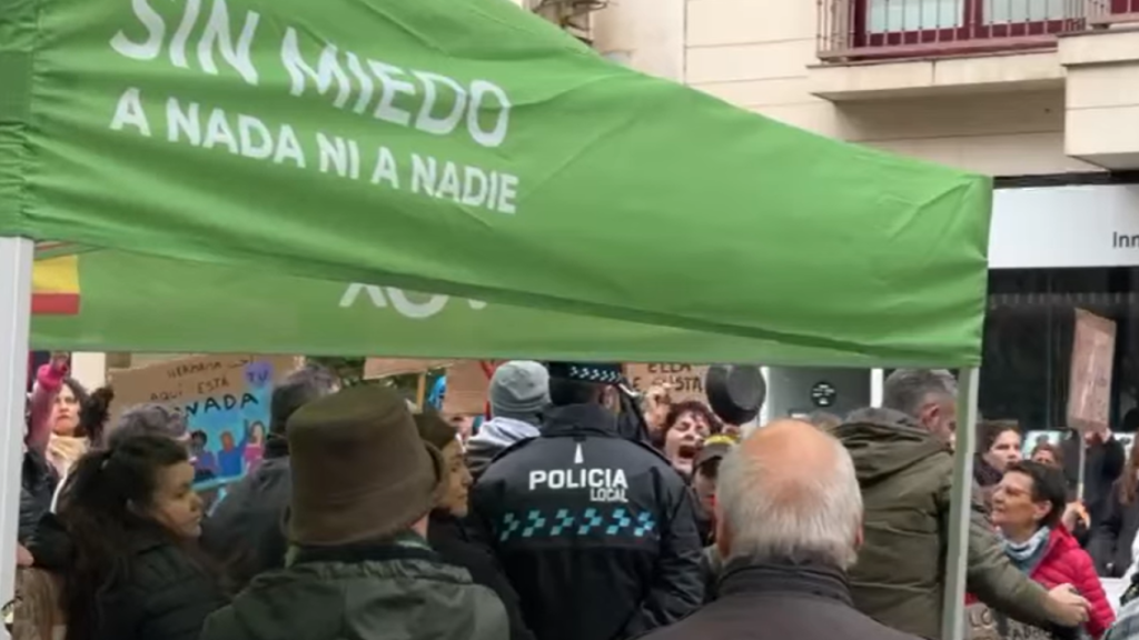 Momento de tensión junto a la carpa de VOX Cuenca durante la marcha del 8M.