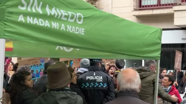 Momento de tensión junto a la carpa de VOX Cuenca durante la marcha del 8M.