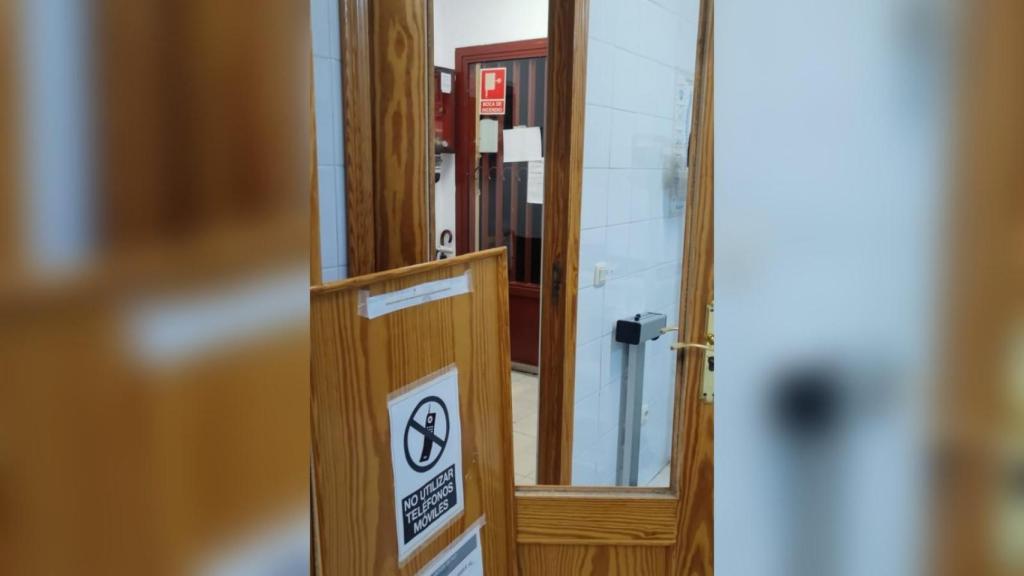 Una puerta del centro de salud de Añover de Tajo destrozada.