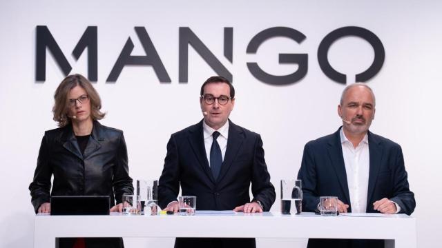 El CEO de Mango, Toni Ruiz junto a la directora financiera, Margarita Salvans y el director de Expansión y Franquicias, Daniel López.