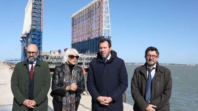 Óscar Puente, ministro de Transportes, en una visita a la Nueva Terminal de Contenedores del Puerto de Cádiz.
